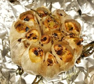 Tỏi có tác dụng vô cùng lớn đối với sức khỏe. Tăng cường hệ xương, tăng khả năng miễn dịch, giảm huyết áp, kéo dài tuổi thọ và làm sạch độc tố bên trong cơ thể.